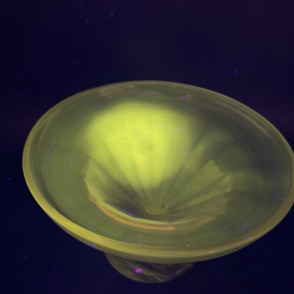 Mid Century Amethyst Footed Glass Bowl Manganese 365nm UV Glow Centerpiece Dish - Picture 6 of 13